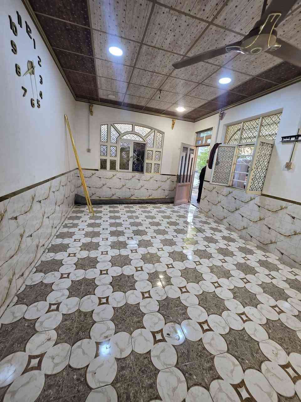 #بيت لبيع بشارع المطار الجديد خلف المحطه مال ريبال المساحه ٢٢٠متر يحتوي على غرف ٢ وصاله ومطبخ وستقبال ومكشوفات٢ وصحيات داخليه وخارجيه وطارمه بس الرضيه مال المطبخ كافع السعر ٣٧وبي مجال مكتب بركات ام البنين قرب مثجات سنبله للستفسار *********** فقط على الخط البيت قريب على الشارع
