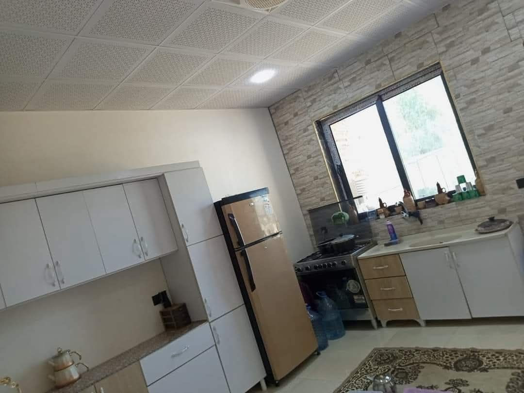 بيت للبيع مساحه ٧٠٠م في كركوك شارع حولي مقابيل صناعه جديده على طرف بيوت بنجى علي بيها بيت كامل فول كاشي سيراميك غرفتين نوم واستقبال وصحيات وحديقة مرتبه والأشجار وبئر ماء وبيها ماء اساله وكهرباء وطني وخط مولد سحب سعره ٦٦ مليون للمزيد من المعلومات اتصال على رقم مبايل ***********
