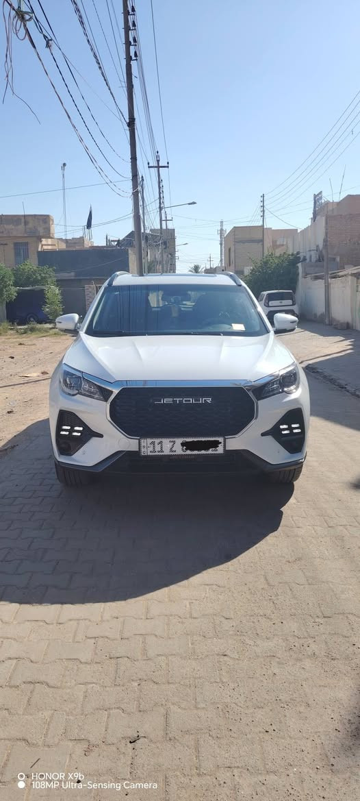 ⁨ جيتور X70 1.5L Luxury
‎الموديل: 2026 (خليجي)
‎العداد: 13000 كيلو متر
‎المحرك: 4 أسطوانات L1.5تيربو 156 حصان حقن م
‎ناقل الحركة: اوتوماتيكي دبل كلاتش من 6 سرعات
‎استهلاك الوقود: 7.8 لتر لكل 100 كم
‎الضمان الأساسي: 5 سنوات او 150,000 كم 
‎ضمان المحرك: 10 سنوات او 1،000،000 كم (أيهما اولا 

‎المواصفات 
‎* إطارات قياس 20 إنچ
‎* فتحة سقف بانوراما 
‎* الصندوق الكهربائي 
‎* مثبت سرعة 
‎* كاميرات 360 للرؤية المحيطية
‎*حساسات امامية وخلفية
‎ * شاشة عرض ترفيهية قياس 12.3 انج 
‎*شاشة عرض معلومات القيادة قياس 10.2 انج
‎*نظام صوتي من 8سماعات عالية الجودة
‎* نظام أبل كاربلاي وأندرويد أوتو لاسلكي
‎* شاحن هاتف لاسلكي سريع
‎*مقصورة الركاب من الجلد الفاخر 
‎*مقعد السائق كهربائي
‎*عدد صفوف المقاعد 3 (7 ركاب) 
‎*مصابيح أمامية و خلفية أوتوماتيكية ليد LED مع مصابيح نهارية
‎* المرايا الخارجية كهربائية و مدفئة مع خاصية التعتيم التلقائي
‎*ماسحات الزجاج الأمامي مع حساس للمطر
‎* دخول ذكي (بصمة) 
‎* خاصية إغلاق النوافذ وفتحة السقف عن بعد
‎*فلتر تنقية الهواء (N95)
‎*مسند الذراع الوسطي مع ثلاجة
‎ *انماط قيادة متعددة 
‎* وسائد هوائية امامية وجانبية
‎*نظام الفرامل اليديوية الأوتوماتيكي (Autohold)
‎*نظام التحكم بنزول المنحدرات
‎* نظام المساعدة لصعود المرتفعات
‎*نظام مراقية ضغط الاطارات
‎*نظام المكابح المانعة للانغلاق ABS
‎*نظام التحكم بالثبات ESC

السعر المطلوب: 165ورقه
والسعر قابل للتفاوض بالمعقول بعد المعاينة.
للاستفسار والمشاهدة يرجى التواصل على الخاص أو الاتصال***********
مكاني في كربلاء
