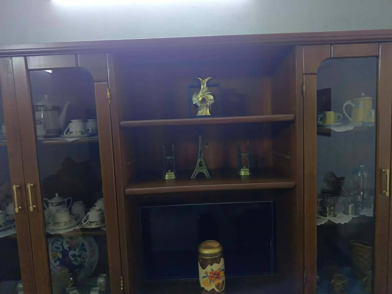 عندي بوفيه جدا جدا تكمه وثقيله مال الاول داخل وخارج صاج شغل نجار قديم ونظيفه السعر ٧٥٠ ومعرض تلفاز تكمه ٢٠٠  وميز طعام نظيف ١٧٥الاتصال بالرقم ***********
