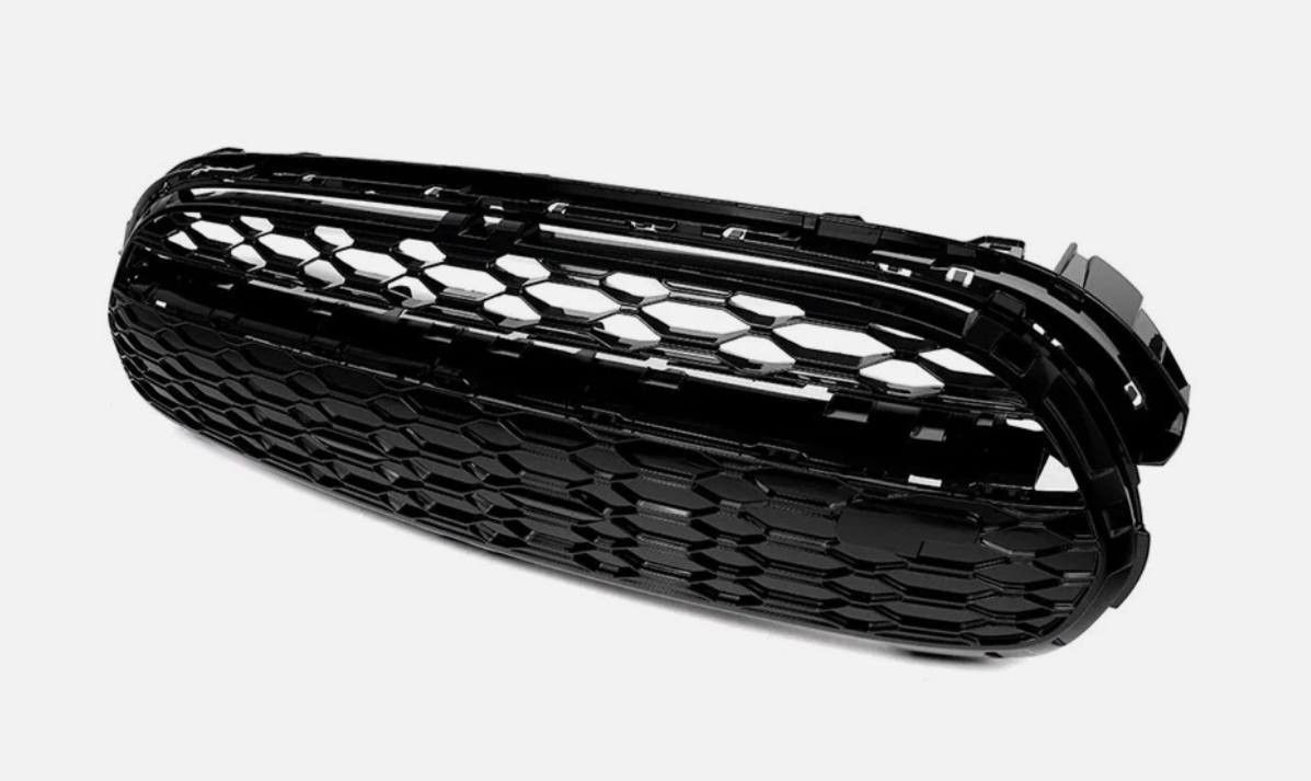 لأصحاب الذوق والتميز.. للبيع شبك أمامي رياضي (Honeycomb) مخصص لسيارات Mini Cooper، يعطي السيارة مظهر هجومي ورياضي جداً (نفس شكل الـ John Cooper Works).
المواصفات:

​الحالة: جديد كرتون (غير مستخدم).

​النوع: JCW Style مع الخط الأحمر المميز.

​اللون: أسود لامع (Piano Black).

​التوافق: يركب على فئات (F55, F56, F57) من موديل 2014 لغاية 2021.

​التركيب: تركيب مباشر (Bolt-on) بدون أي تحوير أو كص بالبدي.

​ملاحظات إضافية:

✅ خامة البلاستيك ABS قوية وتتحمل حرارة جونا.

✅ الشبك بدون فتحات حساسات (للسيارات اللي ما بيها حساسات أمامية أو تحب الشكل الصافي).

✅ التصميم يسمح بمرور هواء أفضل للتبريد.
للأستفسار ..***********
