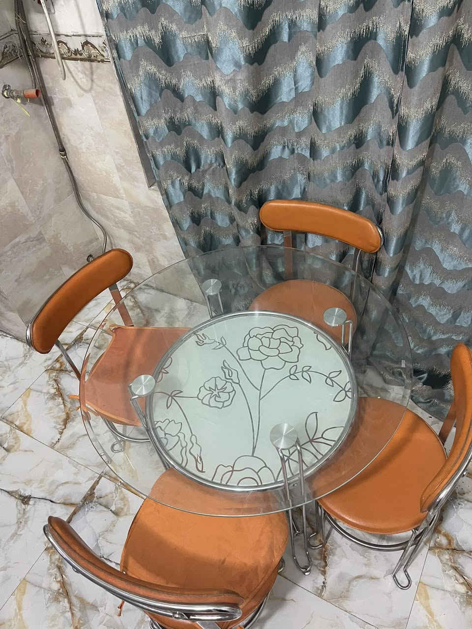 ميز طعام للبيع 
جام دائره 90
الاتصال على الواتس 
***********￼￼
