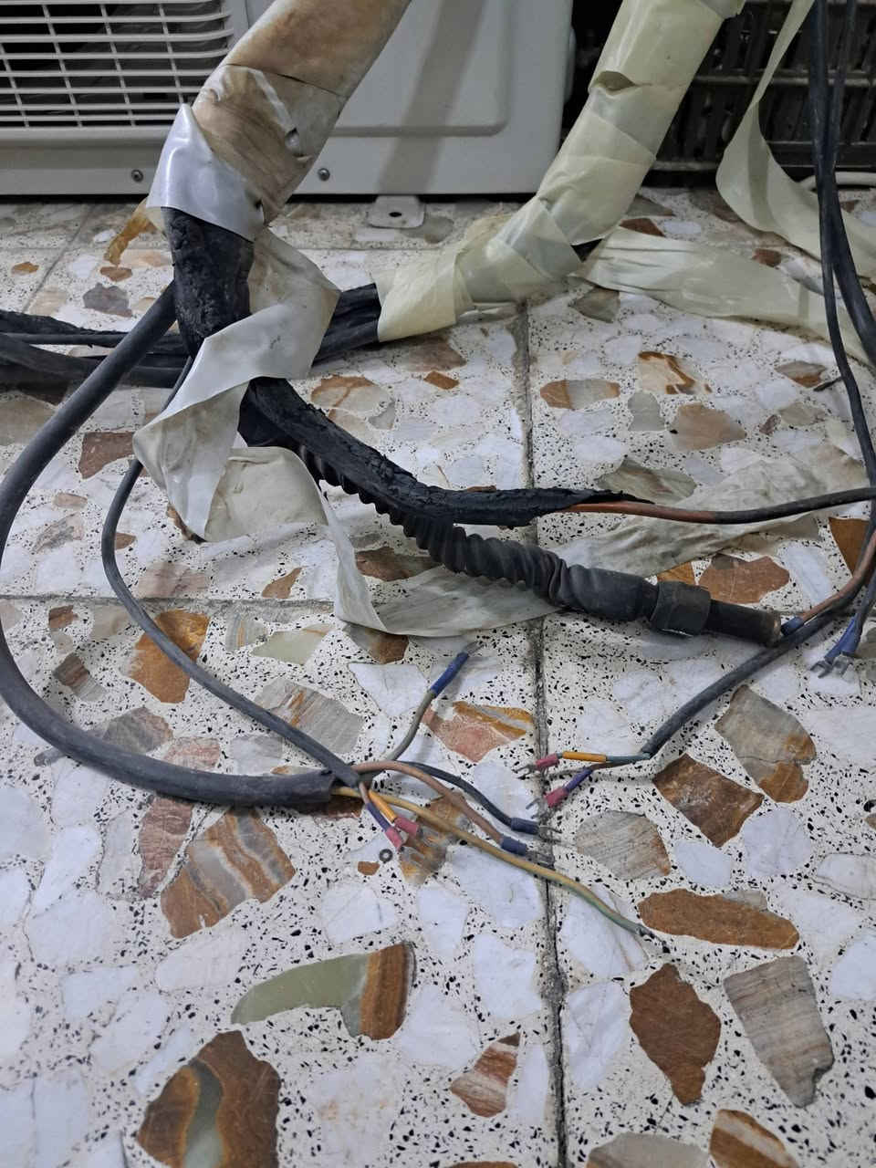 السلام عليكم سبلت توست شغال وكامل كلش نضيف سعر ٤٥٠ الف مكاني مدينه الصدر ***********
