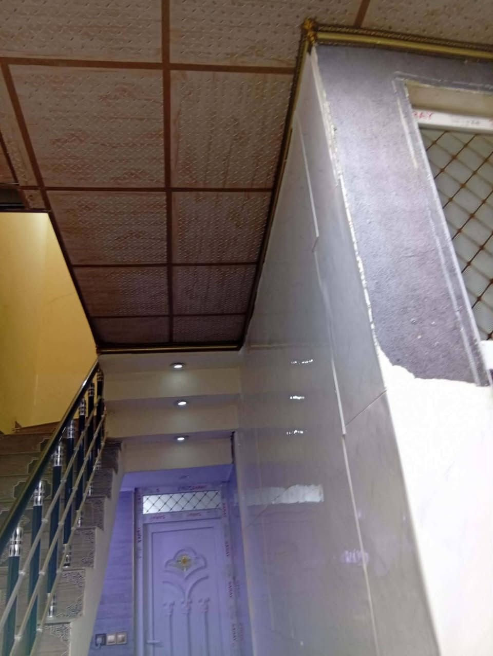 🏠 دار للبيع في المفرق:
- طابقين:
    - الأول: غرفة نوم، استقبال، صالة، مطبخ، حمام
    - الثاني: غرفتين، صالة، حمام
- الأرضية: كرانيت ناشف فول مواصفات
- السند: طابو زراعي، سند 25
- المساحة: 125 متر
- السعر: 85 مليون، بيه مجال

للاستفسار: *********** أو ***********
