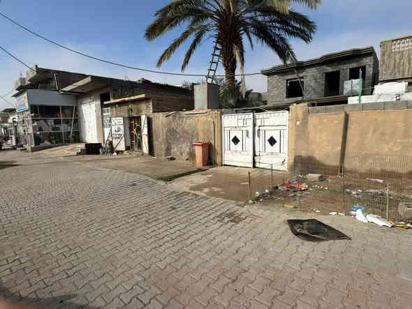 بسم الله
للبيع دار طابو صرف في الحي العسكري 
خلف القسم الاصفر (موقع تجاري )
يتكون الدارمن طابقين 
الطابق الأول 
هول +ديوان +غرفتين +مطبخ 
المطبخ +صاله +صحيات سيراميك الباقي صب ناعم 
+محل تابع للدار 
الطابق الثاني 
غرفة +صاله +صحيات 
المساحة(330)متر 
السعر (65)مليون وبي مجال
مكتب عقارات الصفا الانبار قضاء حديثة 
الحي العسكري قرب منفذ النواعير او محمد بلنص 
الاستفسار ⤵️
(***********)
(***********)
