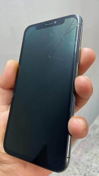 ايفون ١١ برو • ذاكره ٦٤ • ظهر مكسور