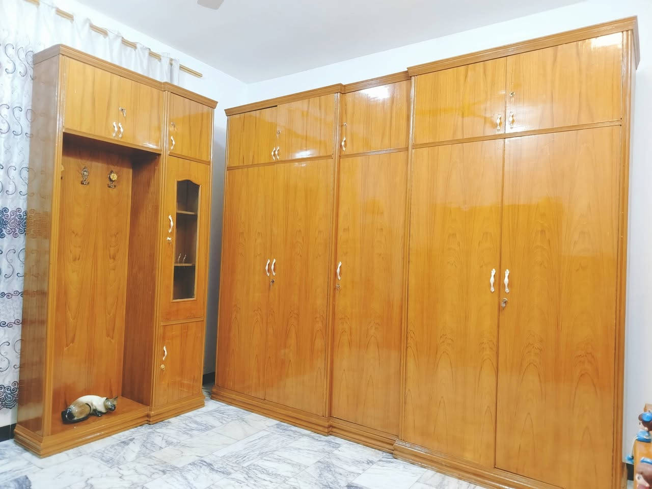 غرفة نوم تسكام صاج داخل وخارج شغل ثقيل استعمال قليل مابيها اي ضرر اخت الجديد مكفوله كفاله عامه من الشخط والضرر الواقع احله من الصور العنوان حلة حي الجزائر ***********.   ***********
