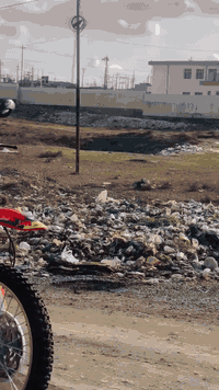 السلام وعليكم 
قفاز سي آر اكس 
موديل ٢٥
حجم المحرك ٢٥٠
دشبول كترون
وياله وتايرات جدد موضح بل صور 
مستخدم شي قليل بعدو وضع شركه 
السعر مليون و ٢٥٠ قفل 
المكان گوير مخمور 
اتصل ***********
