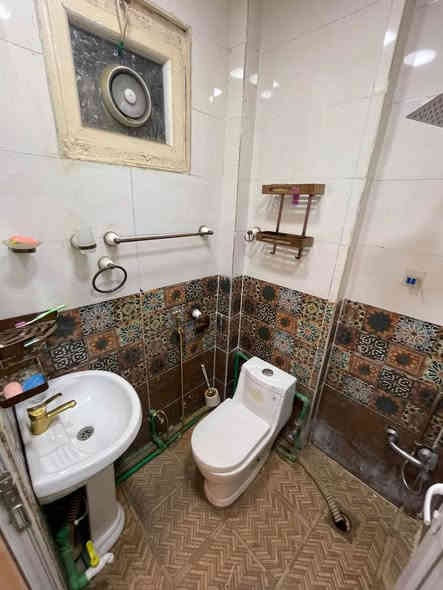 سلام عليكم تتوفر شقة مؤثثة صغيرونة للايجار مؤثثة جاهزة غرفة و صالة و خدمات تصلح سكن او مكتب تجاري  كرادة داخل مجاور مطعم فيتامين فرع مقهى الرواد اذا تفيدك اتصل اني ابو الملك تستلمها اليوم للاتصال مع المالك مباشر ***********/*********** سيد علي الحسيني
