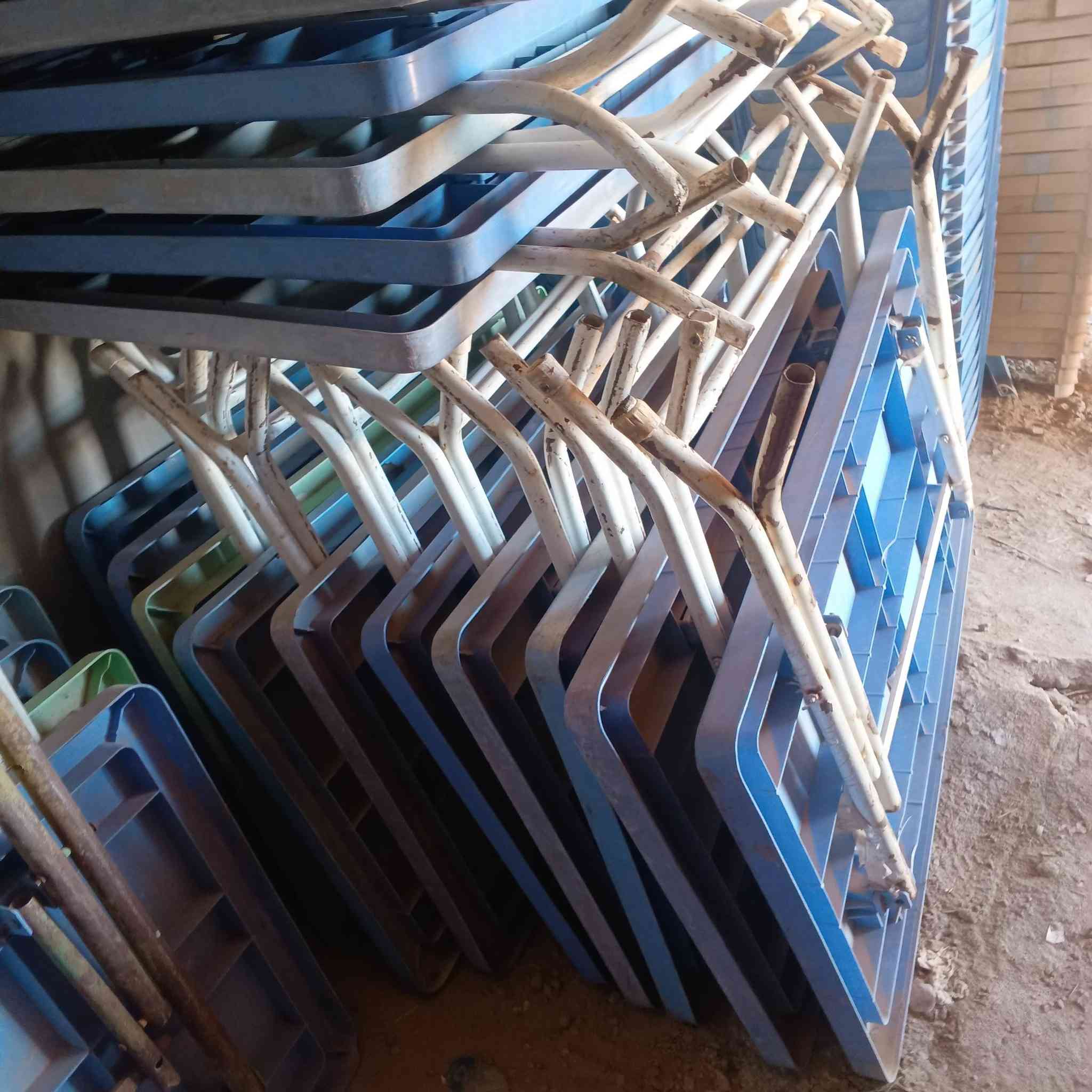 كراسي عدد 200و75ميز
***********
