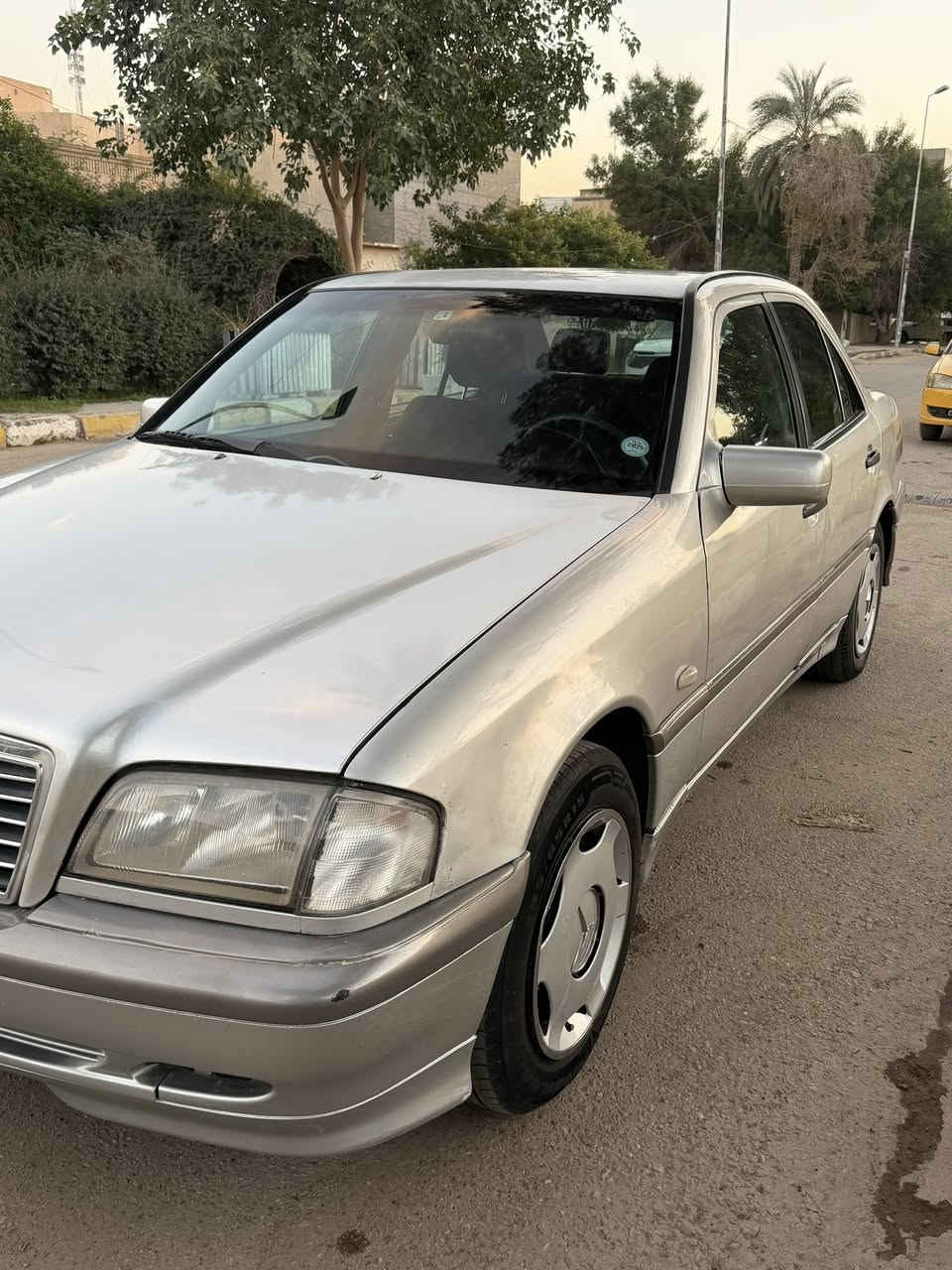 للبيع فقط مرسيدس C 200 موديل 2000 اصل وارد اليابان دخول جديد ادوات بدون رقم حديده كلك 
محرك 4 سلندر خراطيم وكير D4 
و  حداديته تبريد تدفئه كهربائيات داخل كله على وضع الشركه برغي ممفتوح بيه شرط الفحص وسياره جاهزه من كل نواحي تخم تاير باتري منظومه بنزين 
ادامه زيوت فلاتر كله جديد
كتلوكات الشركه والعده وكل غراضه موجوده كبات بعدها جدد 
موصفاته معروفه  بصمه مو سويج جام اوتو اخضر مري شفط صاج مطعم 
سيدي جنجر 12 قرص  تجاوي كهرباء بطاين ايرباك   الخ ... 

مكانه بغداد الاعظميه 
والسعر 43 ورقه وبيه مجال بسيط 
الاتصال رجاء فقط ***********
