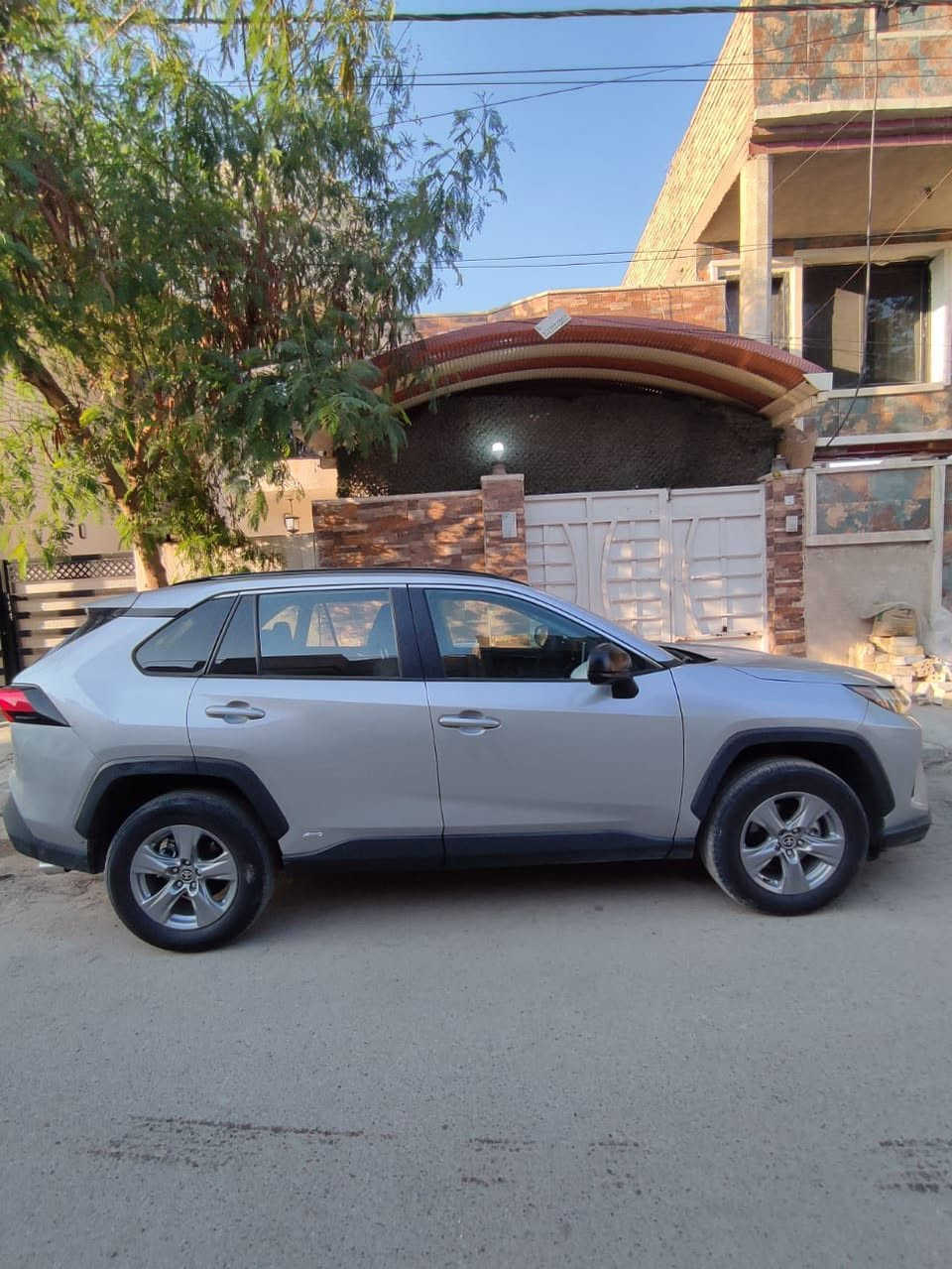 السلام عليكم

تويوتا راف فور LE هايبرد وارد امريكي حادثه واضح بالمنشور جاملغ امامي وحافة البنيد صبغ
 وجاملغ الخلفي p d r شاصي والغد مكفولات

رقم بغداد بإسمي موديل 2025 دخول جديد

لون سلفر

كامله مابيها اي نقص بحالة الوكاله

ارباك برده فقط

المواصفات:

- سويچ

- لايتات LED

- مثبت سرعه تفاعلي Adaptive Cruise Control 

- رادار امامي مانع تصادم

- رادار تحديد مسار

- تحكم ستيرن كامل

- ويل كب 18 سموك 

- ٣ انظمة قياده

- اوتو هولد

- هاند بريك بصمه

- شاشة كبيره نظام ابل كار بلي

- كاميرا خلفيه

- فور ويل (دفع رباعي)

ماشيه ٣ الف بعده زيرو
السعر المطلوب 242 ورقه  وبيه مجال بسيط رقم بغداد

مكان السياره بغداد / حي الاعلام 

***********
