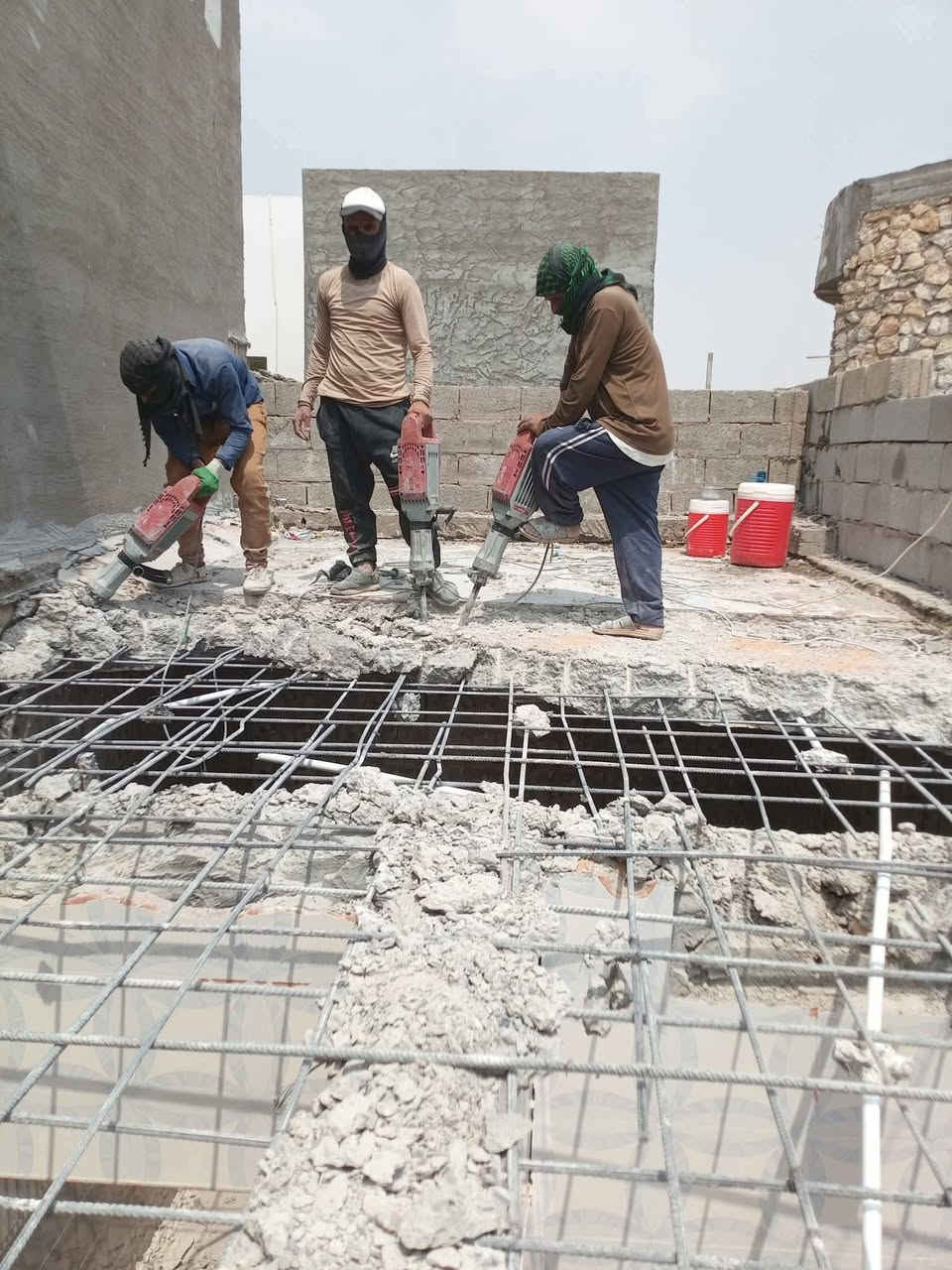 سلام عليكم  / يوجد كادر عمل جاهز/ تصعيد مواد/ تنضيف بيوت/ تفليش/ تكشيط/ تنضيف حدائق/ دفن نهري  / شقلنه ليل ونهار   /ومعداتنه جاهز/ ماعليك بس تصال على رقم  /  ***********
