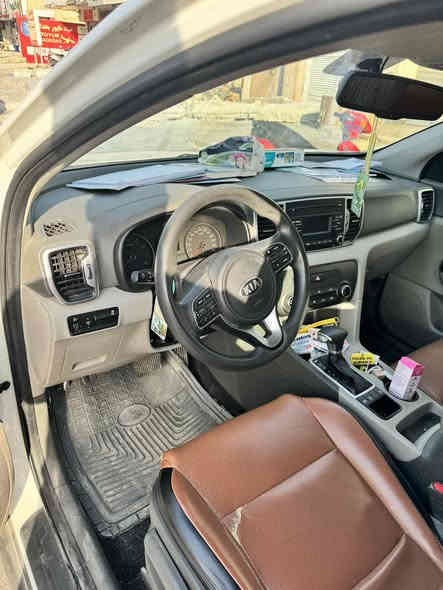 السلام عليكم اخوان
كيا سبورتج ٢٠١٨ خليجي 
ماشية ٩٥ الف كيلو مكفوله كير مكينه وتبريد وصدرها نظيف
مواصفات بانوراما وكشنات عسلي بلاد 
بيها صبغ فقط باب السايق 
وسيارة من الشركة على ايدي سبيرها منازل 
عنوان بغداد/ الشعب رقم تلفوني *********** 
سعرها ١٨٠ وبيها مجال جدا بسيط يعني جماعة ١٧٦ ليخابرني رجاءا
