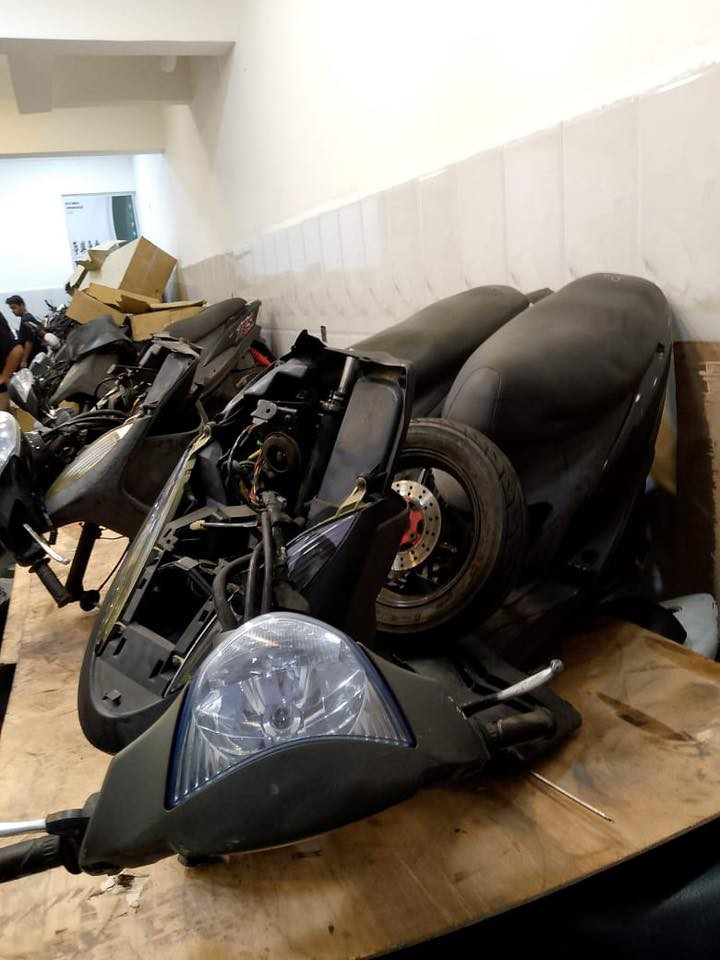 سلام عليكم شباب عندي ماكس عدله للبيع محتاج فلوس واريد ابيعه الله شاهد نزلته رمبه مفصخه شدوه كبالي دراجه حلوه كلشي شغال كهربائيات وعندي مكاتبه مالته والمنفيس نصبته حلوه لون حلو بس بيه ملاحضات الشراي يتفضل وبخدمته المكان بغداد بلديات رقم ***********
