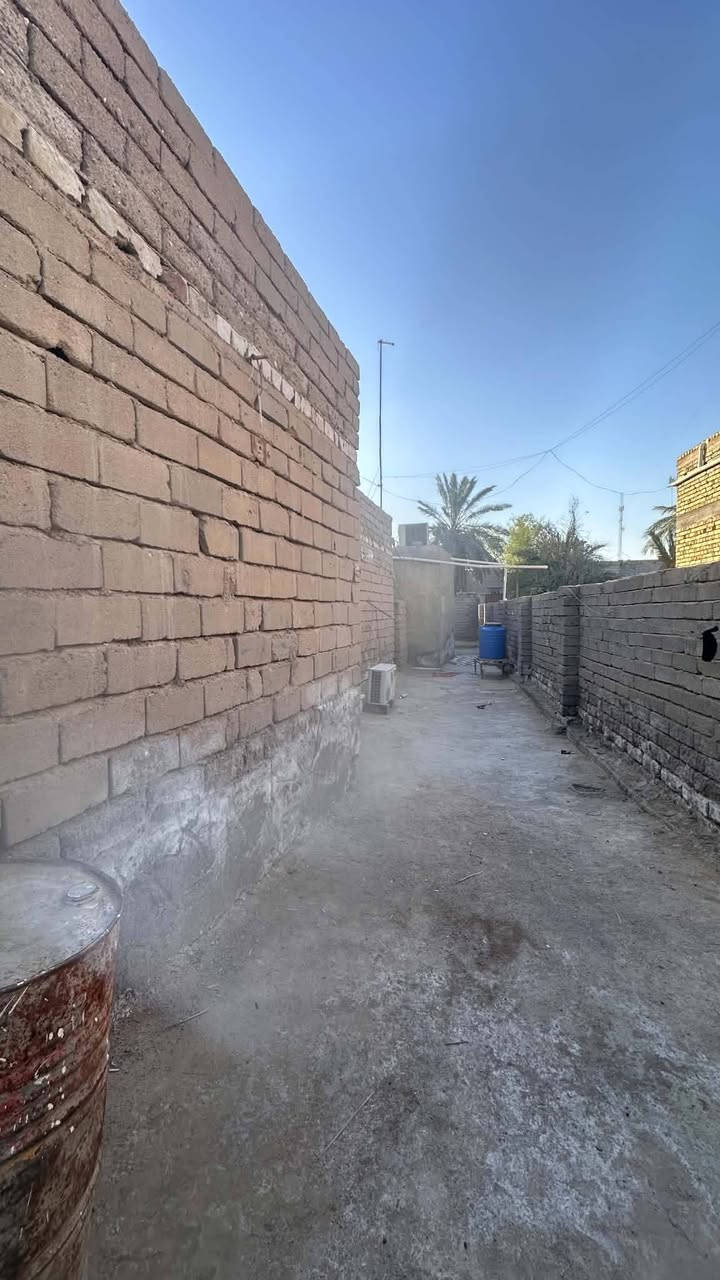 السلام عليكم
للبيع بيتين واحد بصف الثاني يحتوي على مدخل واحد 
الموقع بني منصور النعيم خلف مدارس الاباء مقابيل بانزين خانه 
بناء 2010 البيت بحاله جيده ملبوخ من الخارج
البيت الثاني يباع كاقطعه
المساحه الكليه نزال26  واجهه 13
يبعد عن شارع العام 30 متر 
يتكون البيت من غرفتين+ ستقبال+هول+صحيات
مدخل البيت ع شارع فراعي عريض 
السعر 50
للاستفسار -اتصال-او واتساب- ***********
