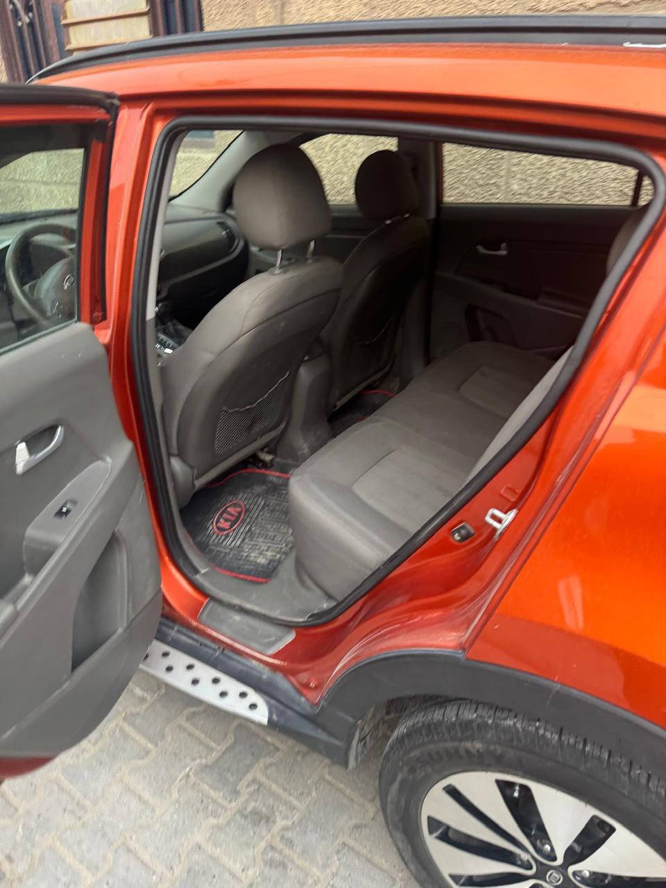 السلام عليكم 
سبورتج 2012 لون مشمشي 
بيه صبغ صفحه اثر شخوط 
وقطعتين كلير 
تحويل ثاني يوم 
مكينه دوش 
السعر 110وبيه مجال 
مكان السياره بغداد جديده شارع المسبح 
اي ستفسار ***********
