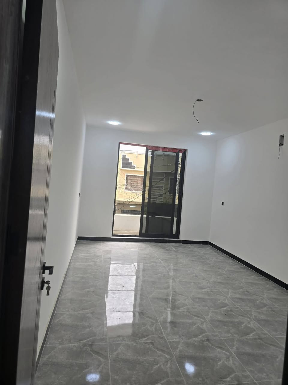 دار للبيع 107  متر واجه  4,30  نزال 25
يحتوي على 3 غرف و 2 خدمات
ضلع منفصل غير مشترك
طابو ملك صرف  شارع 12 متر
حي الجهاد ظباط الشهداء
خلف الشارع التجاري مباشره
*********** متوفر واتساب
