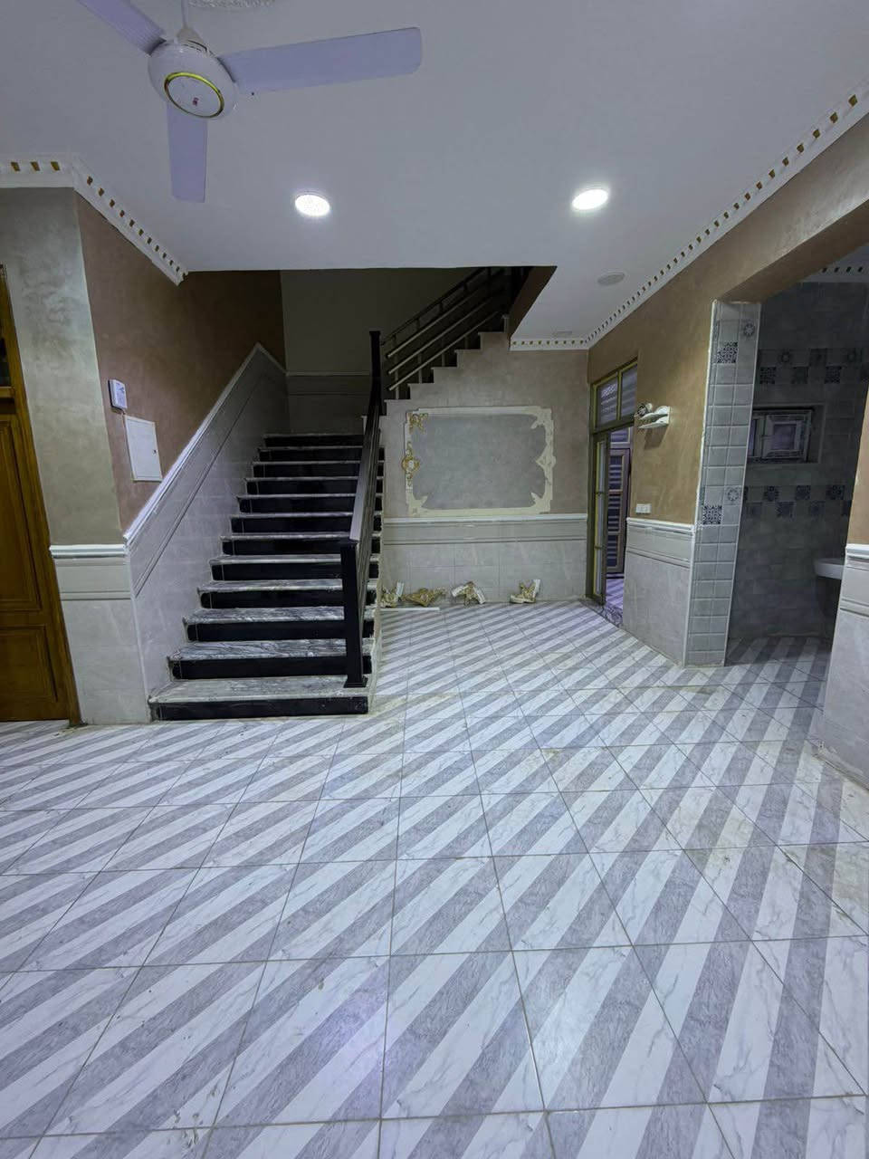 #شقة_للايجار 👇👇بناء حديث درجة اولى

#الموقع // #حله_حي_الزيتون

#المساحه // 160 م

#مبلغ_الايجار // خاص

#التفاصيل ( استقبال + مطبخ حار وبارد + هول 

+ غرفة نوم  عدد 2 + مجمع صحيات 2

+ منور عدد 2 + مخزن )

——————————

للاستفسار اكثر مراسلة الصفحة او الاتصال 

 #علاء_الغرباوي  📞 ***********

او مراجعه المكتب 🏠#مكتب_روعة_اللقاء_للعقار 🏠

               🏗️ #مــوقع_المكتب🏗️

{ بابل/ حله نادر الاولى شارع الخدمي قرب سكله صدام } حلة, بابل
