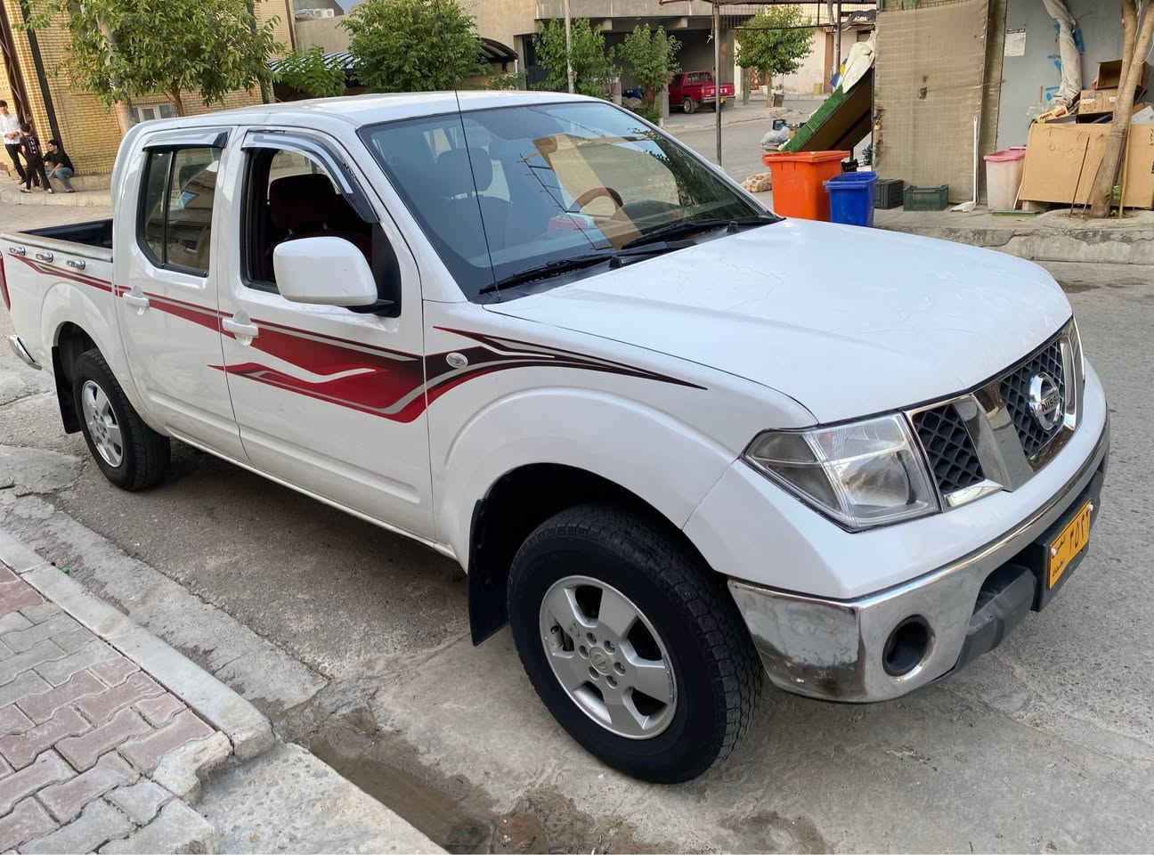 نيــــــسان نافارا   ٢٠١٤  توماتيك

شانسى ليزةر دوبةى 
كيرومةكينةو تةبريد بةشةرت
زور تازةية وةك وينةكانة جوانة 
بئ نقوستانى بئ كةموكورى
دوبةلة بوياخ بئ دةحم سونةرم داناوة

***********
شوين  رانــــــيه رانية, السليمانية
