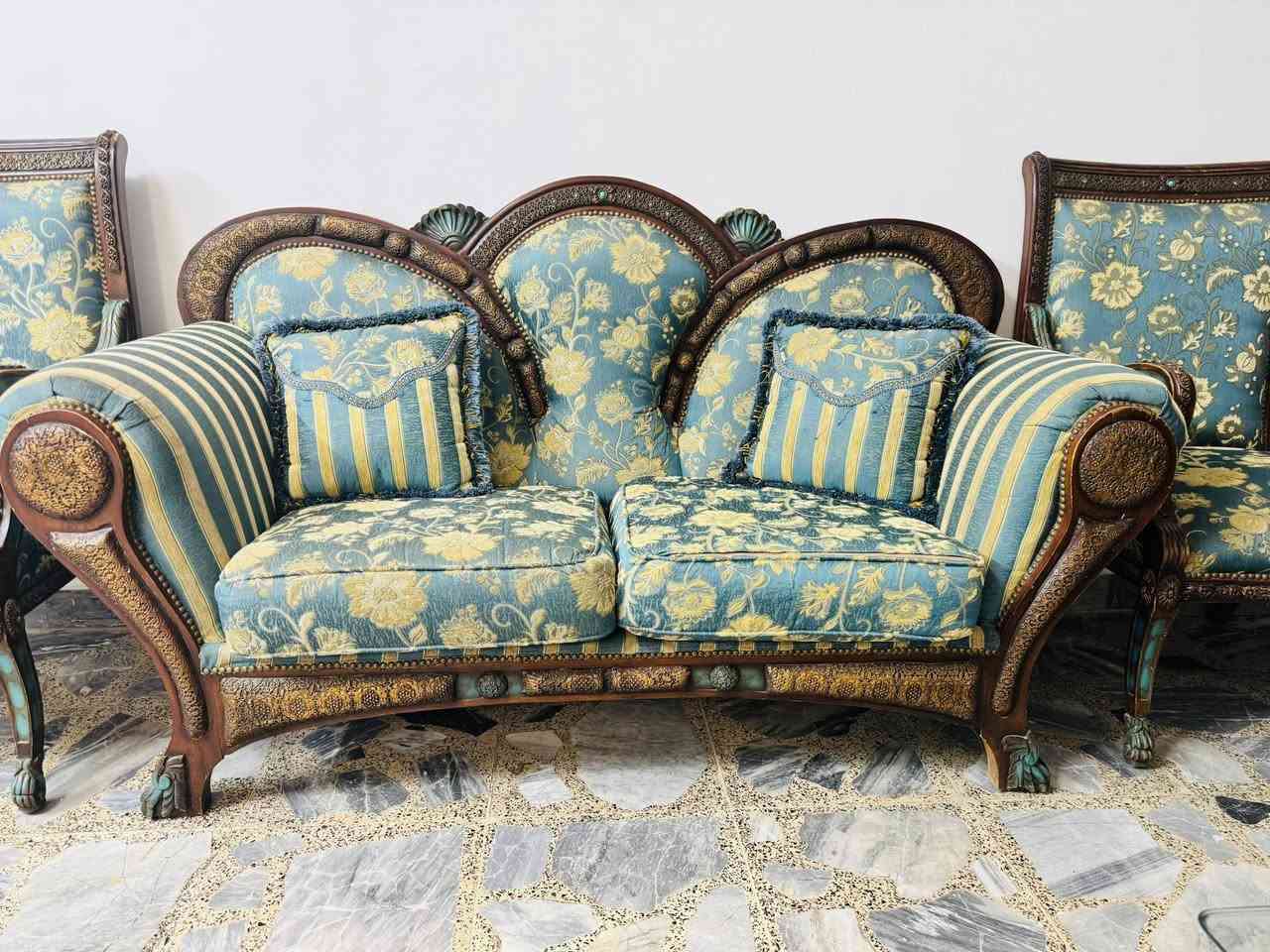 السلام عليكم
تخم قنفات نظافة ٩٠ ٪؜ يتكون من 
قنفة ٣ نفر عدد ٢ 
قنفة ٢ نفر عدد ٢
كرسي مفرد عدد٨
طبلة وسطية كبيرة جام  عدد ٢


**إذا كنت صاحب هذا الإعلان وتريد حذفه لأي سبب، رجاءا أرسل رسالة إلى الدعم الفني**