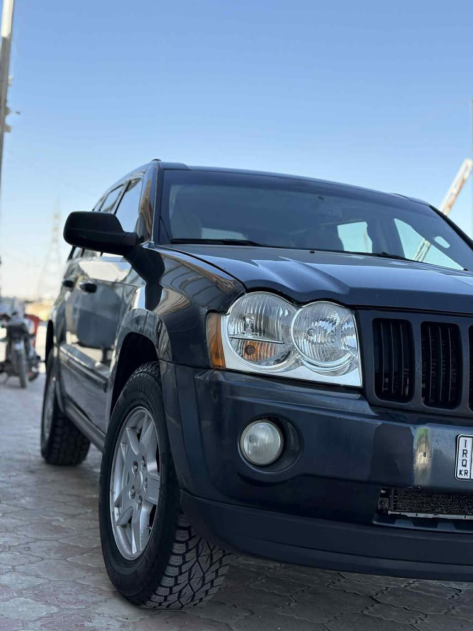 Jeep 2007 
مواسەفات دەبڵ ئەکسل، کوشن کارەبا ، تەحدید سرعە، شاشە ، دژەخلیسک، ٤ تایەی تازەی لەسەرە 
نیو چەمەلەغی دواوە بۆیاخە  داعمی نییە ، تازە پێشوو دوایم داگرتووە یەک دینار مەسرەفی نییە ، زۆر
زۆر خاوین و جوانە ، ٦ بستۆنە 
 بە ناوی خۆمەوەیە سەیارەی مەعرز نییە 
١١٥$ مەجالی تیایە 
***********
