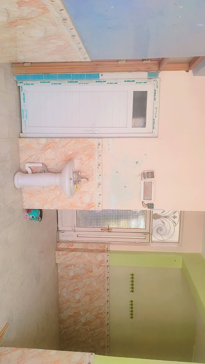 توجد شقق للايجار
كوت داموك الضباط 
مقابيل صيدليه حسني الخفاجي 
للاستفسار الاتصال*********** وتساب ايضآ
