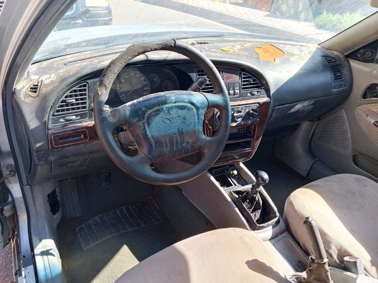 السلام عليكم سياره لبيع دايو موديل 2001 كير مكينه مكفولات سياره فاقده (سكليتر ) مشروع وطني تحويل مباشر سنويه منتهيه صارلها شهرين تخم  تاير سعرها25 رقم الهاتف***********
