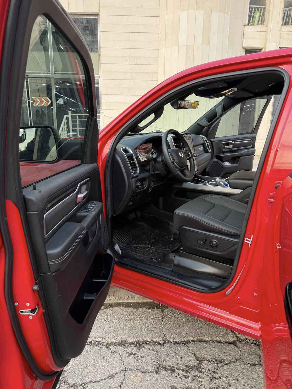 السلام عليكم اخوان
دوج رام لون ستار ٢٠٢٤ اللون احمر
ماشية ١٥ وقابلة للزيادة 
مكينه ٥٧٠٠ هيمي
مكينه وكير مكفولات
حادث موجود بالصور بدون دواخل و بونيد مبدل نفس اللون
مواصفات اللون ستار
رقم كاتي دخول جديد 
 السعر ٣٢ الف وبي مجال بسيط
***********
