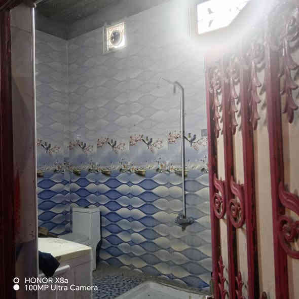 السلام عليكم  بيت زراعي نص دونم مسيج كله بيه بير رتوازي وماي اروه بل باب مساحت البنيان البيت اربع ميه  ويتكون من بستان نخل وسدر البيت ثلاث قرف هول وصاله ومطبخ ودوانيه مكان البيت في البصره خور الزبير  شارع العلويه بيت زراعي السعر 100 رقم الهاتف ***********
