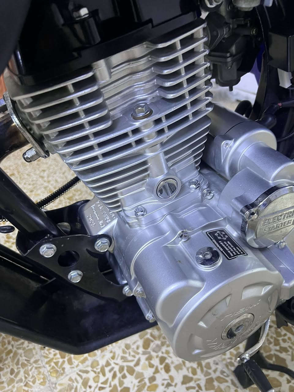 نامي برو  موديل 2025  محرك 200 الماطور نظيف هواي. ما داخل تصليح ابدا  منفيست اصلي   بي مشغل رايدو. وتكدر تربط على الموبايل عن طريق بلاتوث وتشغل اغاني او ايشي من موبايلك. السعر 650 اللف.


**إذا كنت صاحب هذا الإعلان وتريد حذفه لأي سبب، رجاءا أرسل رسالة إلى الدعم الفني**