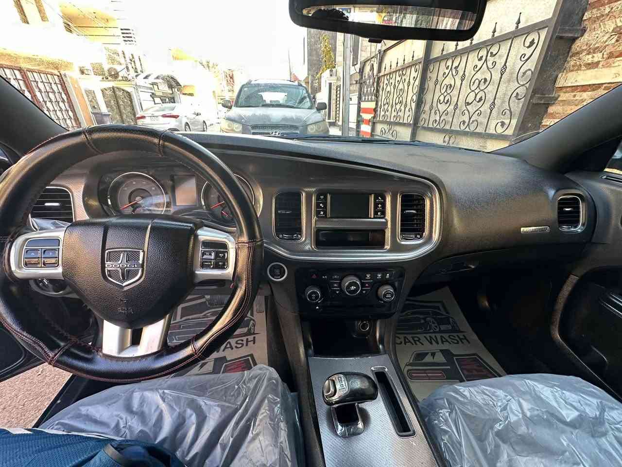 السلام عليكم للبيع فقط جارجر 2013رقم سليمانية بسمي لسيارة  ضربتهة من امريكا جاملغ وباب عكس السايق ولباب الخلفي مرشوش اكلير نفس الصفحة وبيهة بارد الباب الخلفي مال السايق موضح بلصورة لسيارة جاهزة من كلشي مابيهة اي نقص مكينة كير اكسل صدر ما مشتغلة خط ابدد امانة الله مكان السيارة بغداد البياع حي العامل السعر 140وبيهة مجال للشراي هذا رقمي للتواصل ***********
