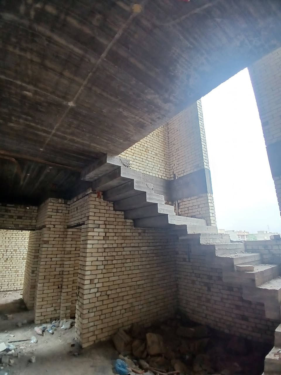 هيكـــــــــل للبيـــــــــــــع.... 
طابــــــــو مــــــلك صـــــــرف.... 
ــــــــــــــــــــــــــــــــ
حي الظباط الثانيــــــــــه قرب مجمــــــــــع القضاة..... 
بمســـــــــاحه // 250م طابقيــــــــن  ركـــــــــن... 
ـــــــــــــــــــــــــــــــــــــــ
أربعة غرف نـــــــــــوم 
صالــــــه هـــــــول مطبـــــــــــخ حار بارد 
صحيات خارجية وداخليه كــــــــــراج حديقــــــــــه ومناور.... 
ـــــــــــــــــــــــــــــــــــــــــــــــــــ
***********
***********
