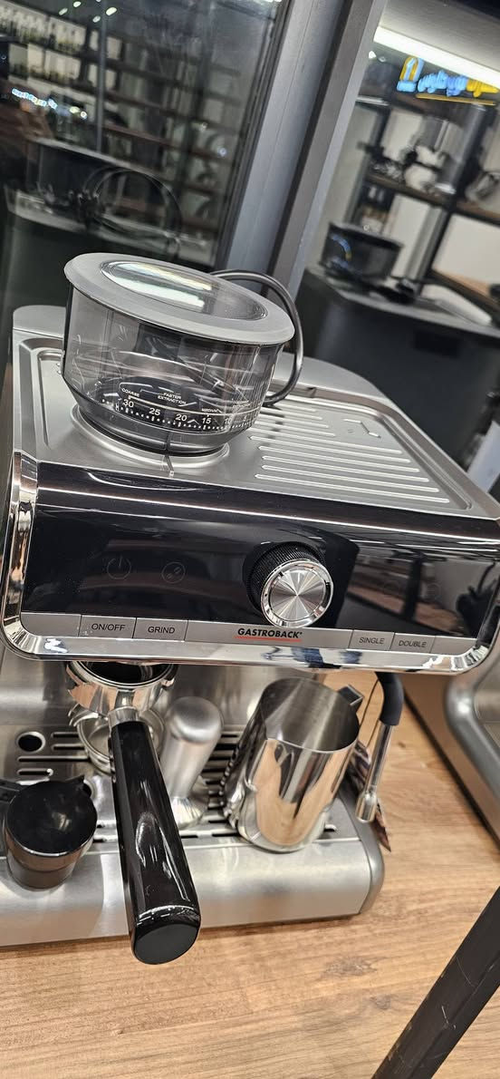 هذي الماكينة ألمانية (Gastroback)، جديدة ونظيفة، وممتازة للاستخدام المنزلي. بيها طاحونة داخلية وقهوتها درجة أولى."
هذي الماكينة Gastroback ألمانية أصلية، متكاملة بيها طاحونة (Grinder) يعني تطحن وتكبس وتطلعلك أحلى إيسبريسو بنفس اللحظة. كلش مناسبة للبيت أو للمكتب، واستخدامها سهل ونظيف.
جديد
٣٩٥الف


**إذا كنت صاحب هذا الإعلان وتريد حذفه لأي سبب، رجاءا أرسل رسالة إلى الدعم الفني**