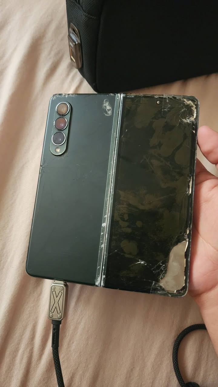 سامسونك فولد 3
الجهاز لا شاشة داخلية تشتغل ولا شاشة خارجية
جهاز مال خالي انكسر وذبه كلت اخذه اني على امل انو اصلحه بس ما صارلي مجال. وللعلم بصمة وكاميرات والبورد كله يشتغل وذاكرته ٥١٢ مووو ٢٥٦ دبل شريحة شرق اوسط الجهاز عاوزه بس شاشة ويشتغل طبيعي 

ابيعه على وضعه 75 

بغداد حي المواصلات ***********
