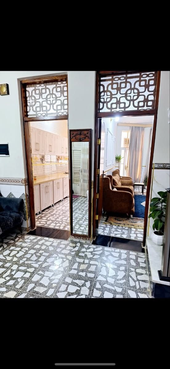 السلام عليكم
بيت للبيع مساحته ١٢٠ 
الواجهه ٦ ونزال ٢٠ 
بيت جديد بناء سنه ٢٠٢٢
 الطابق الأرضي استقبال ومطبخ
وصاله ومنور وغرفه نوم كبيره وصحيات

الطابق الأول
غرفتين نوم كبيرات وصاله وحمام 
وبيتونه كبير طوله ٧ مترات 
حي اور مربع جامع عمار ابن ياسر 
محله ٣٣٧
العلم البيت باني على يدي 
تلفون ***********
