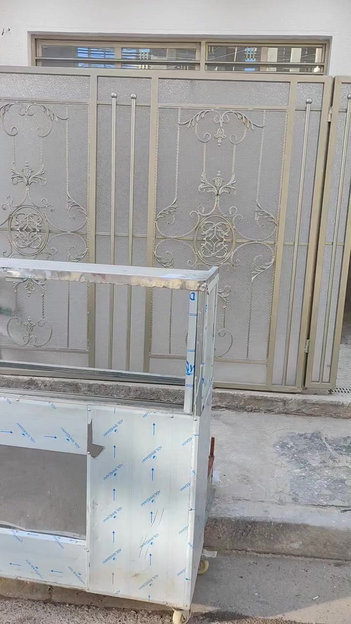 دار البيع مساحة ٨٠ متر مربع
الواجهة ٥ متر والنزال ١٦
-الموقع. شارع الوائلي ثالث دار داخل الفرع (قريب عن الشارع العام)
_ الخدمات كاملة (ماء ٫كهرباء ٫مجاري، تبليط) مع العلم ان عرض الشارع ١٠ متر
- الطابق الأول :طرمة، صحيات خارجية
مدخلين، استقبال، مطبخ، صحيات داخلية، غرفة
- الطابق الثاني.: غرفة، صحيات، حولي كبير
للاستفيار. الاتصال على مكتب الفجر الجديد الهندسي للعقار والنقاولات
Mobile.***********
 Mobile ***********
