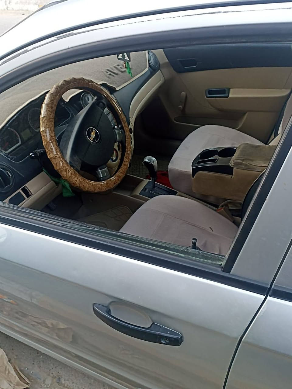 السلام عليكم عافيه موديل 14 خليجيه سياره ما بيها ضربه بس رشاد بسيطه تخم تاير السنويه باسمي ثاني يوم المداور سعرها ب 68 وبيها مجال قليل ***********
