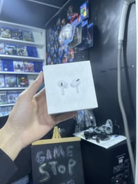 ايربود برو • اصلي • نظيف