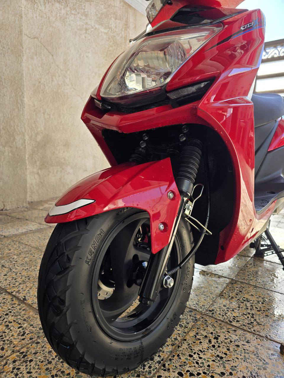 سلام عليكم دراجه سكنس حديث كما موضح بالصور دراجه بحالة الوكاله دراجه ما متعوبه وع ايدي بس وصايرلي شهر من شتريتها والمكاتبة مالتها موجودة ماشية بس ٣٧٥ وذا تجي وتشوفها بعد احلى من صور
السعر : مليون 300 
العنوان : بصرة ابو الخصيب باب طويل 
الرقم : *********** متواجد فقط ع واتساب .
