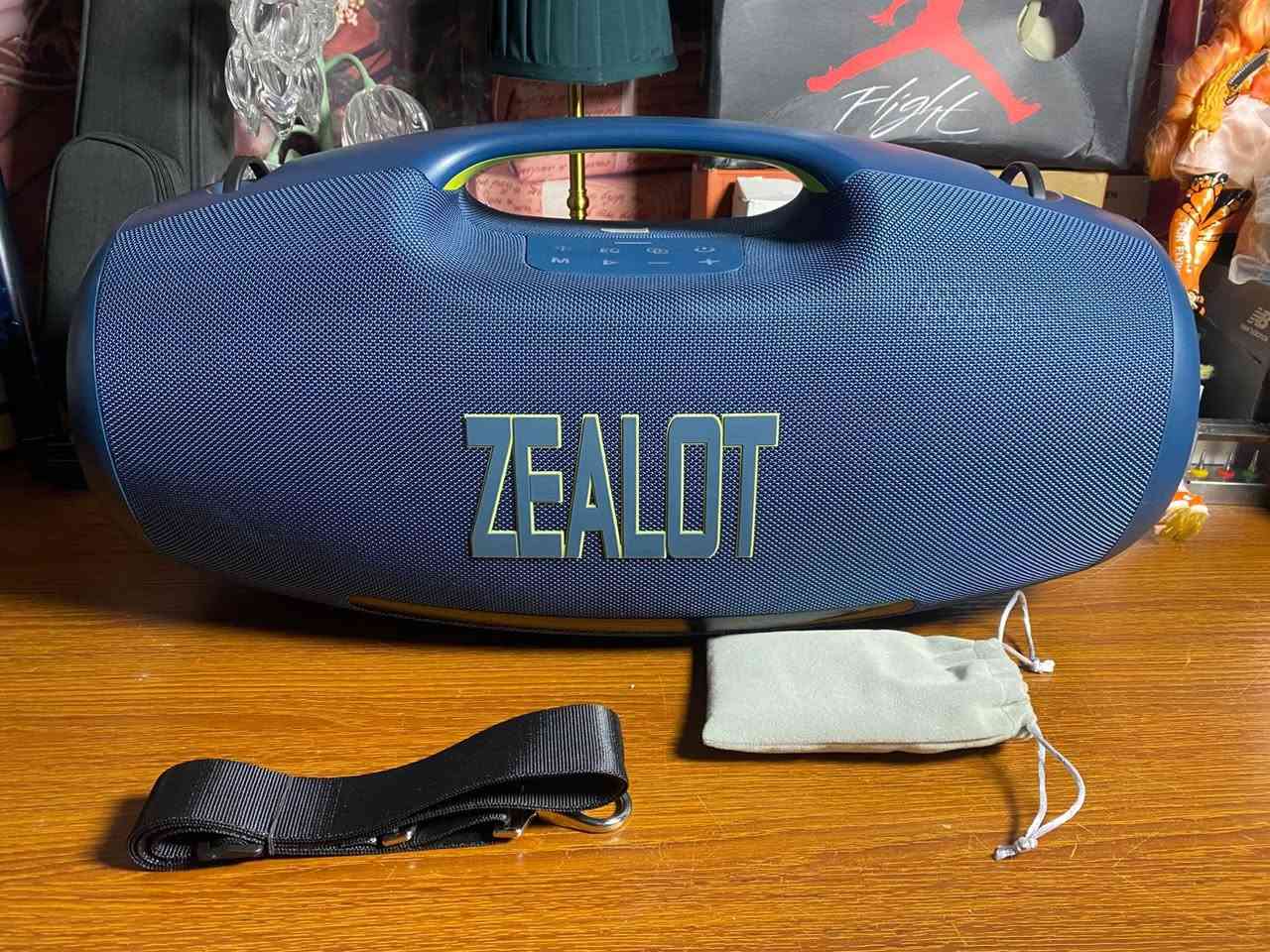 مكبر صوت لاسلكي محمول من نوع Zealot S89. 
قوة الصوت: يتميز بقوة صوت ضخمة تبلغ 250 وات (RMS) أو 300 وات كحد أقصى، مع مضخم صوت مدمج لتجربة صوت غامرة. 
البطارية: يحتوي على بطارية بسعة 48000 مللي أمبير في الساعة، مما يوفر وقت تشغيل طويل ويسمح باستخدامه كبنك طاقة لشحن أجهزتك الأخرى. 
الاتصال: يدعم تقنية بلوتوث 5.3 لمدى اتصال يصل إلى 10 أمتار، بالإضافة إلى مدخلات AUX و USB و TF Card. 
المميزات: مقاوم للماء بتصنيف IPX6، ويأتي مع حزام كتف لسهولة الحمل، ويحتوي على أضواء RGB ملونة


**إذا كنت صاحب هذا الإعلان وتريد حذفه لأي سبب، رجاءا أرسل رسالة إلى الدعم الفني**