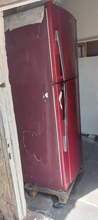 ثلاجة حجم كبير السعر٢٢٥ العنوان الحرية _الدولعي  رقم 07717473739