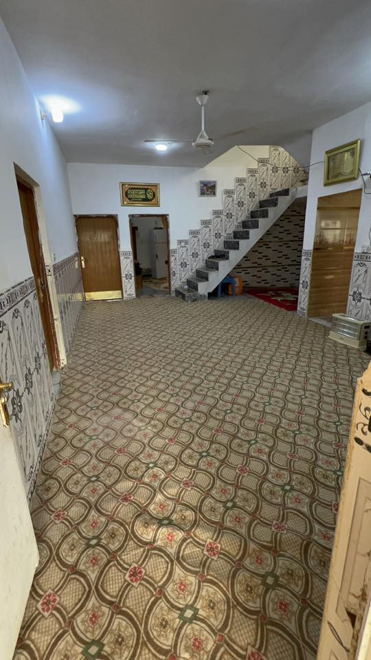 السلام عليكم بيتين للبيع اقرا المنشور جيداً قبل الاتصال بيت طابق واحد مع دونم ونصف مكون من ثلاث غرف نوم و مطبخ و حمام و استقبال و صاله 
2_البيت الثاني طابقين مكون من غرفتين وصالتين و استقبال و مطبخ و حمام و الطابق الثاني نفس الشي عوزه فقط بورك و جص فقط 
للاستفسار الاتصال *********** حمودي الغراني 
ابو يوسف ‭***********
