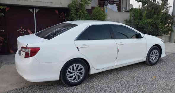 توێتا کامیری ٢٠١٥ مواسەفات GL سەیارەکە هەموو 
گیانی بەشەرتە گێڕ و مەکینە تەبرید توندوتۆڵی چوار تایەی لۆک ١٧٠ هەزار ڕۆشتوە بڕاوەی دوبەی زۆر جوان چاکراوەتەوە  بۆ سەحر چاتکەن یان تەلەفون ***********
