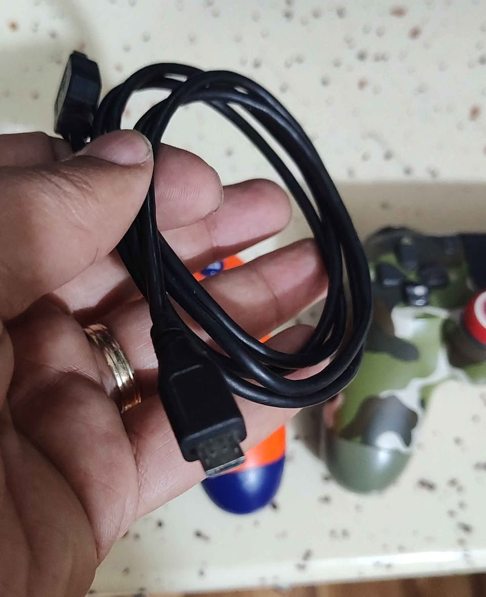 جوستكات بلي 4 اصليات الوان مميزة عدد 2
قاعدة شحن اصلية 
كيبل شحن اضافي اصلي
السعر 100 الف
مكاني بغداد للتواصل *********** وتساب بغداد, العراق
