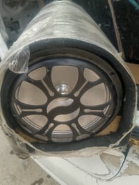 مضخم للبيع يشتغل الكهرباء يشتغل على السياره صوت واضح//30سعر  075104422...