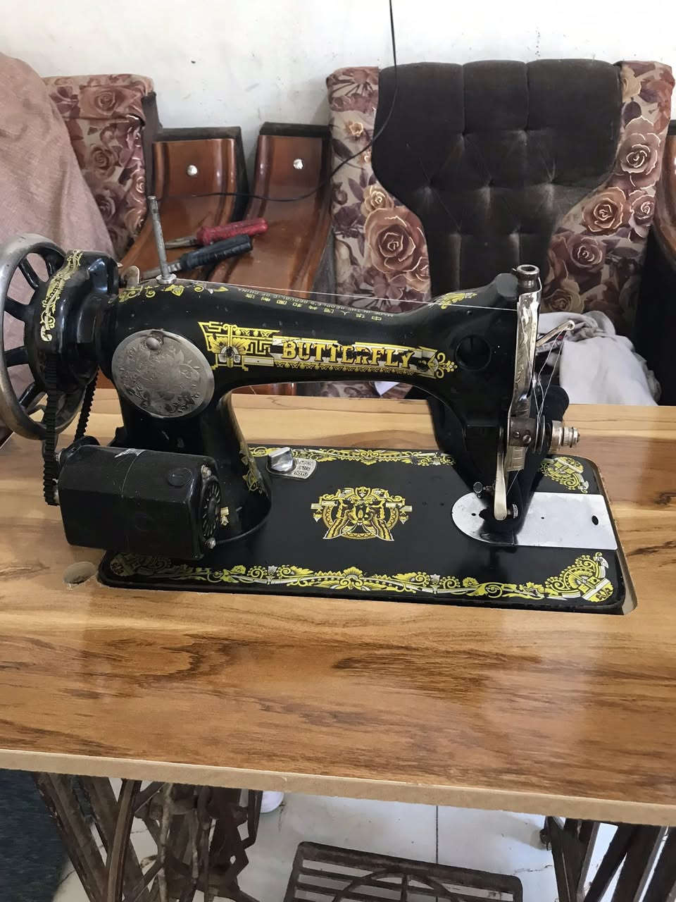 مكينة خياطة ام الفراشة اصلية شغالة على الفحص مكينة وماطور ودواسة وميز السعر ٦٠ المكان نجف حي ميسان ***********
