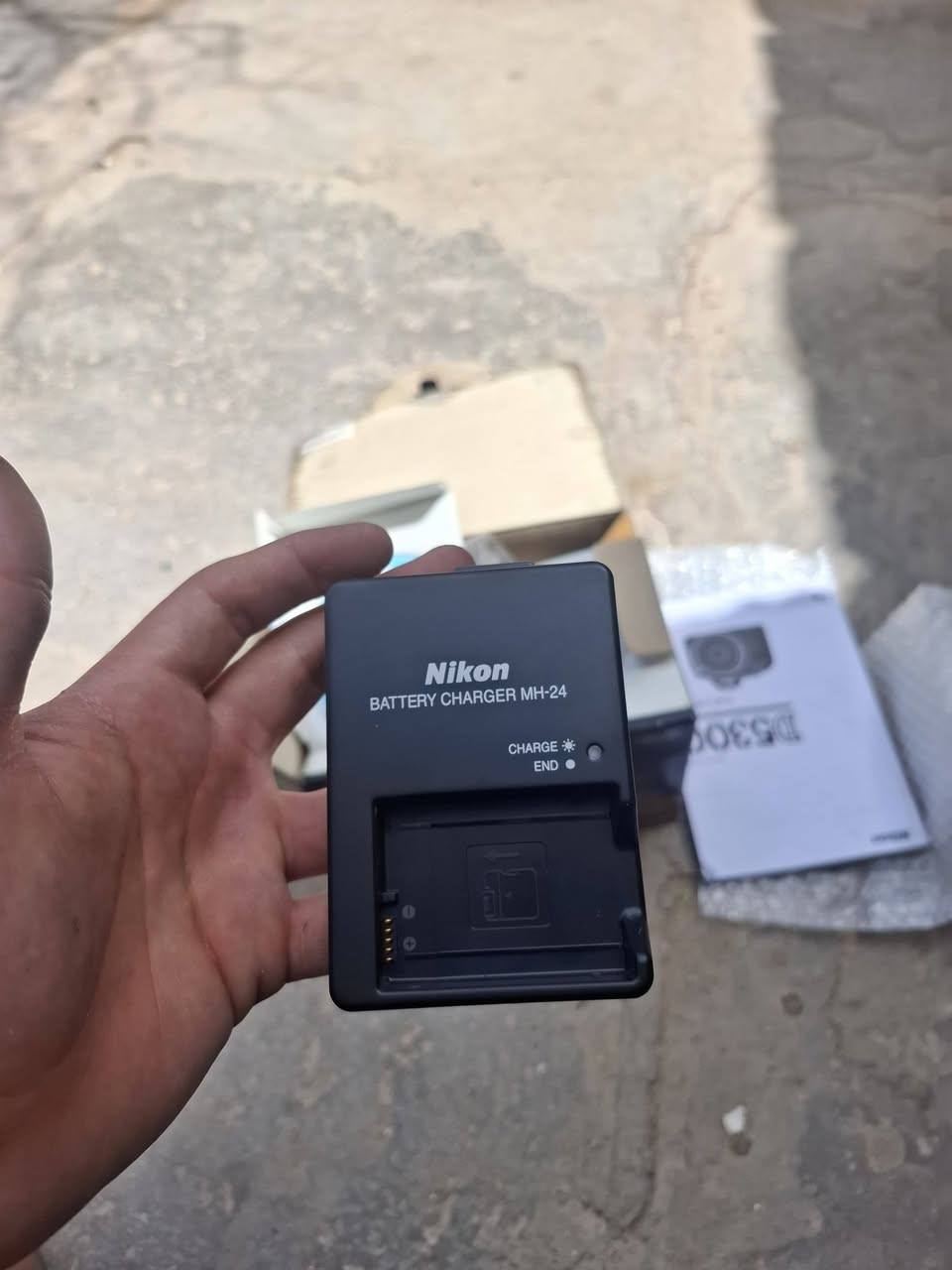 كارتون كامرة Nikon D5300 ويه ملحقاته شاحنه والفيش وقرص التعريف سعرة[ 60]يوجد توصيل اتصال( ***********)

