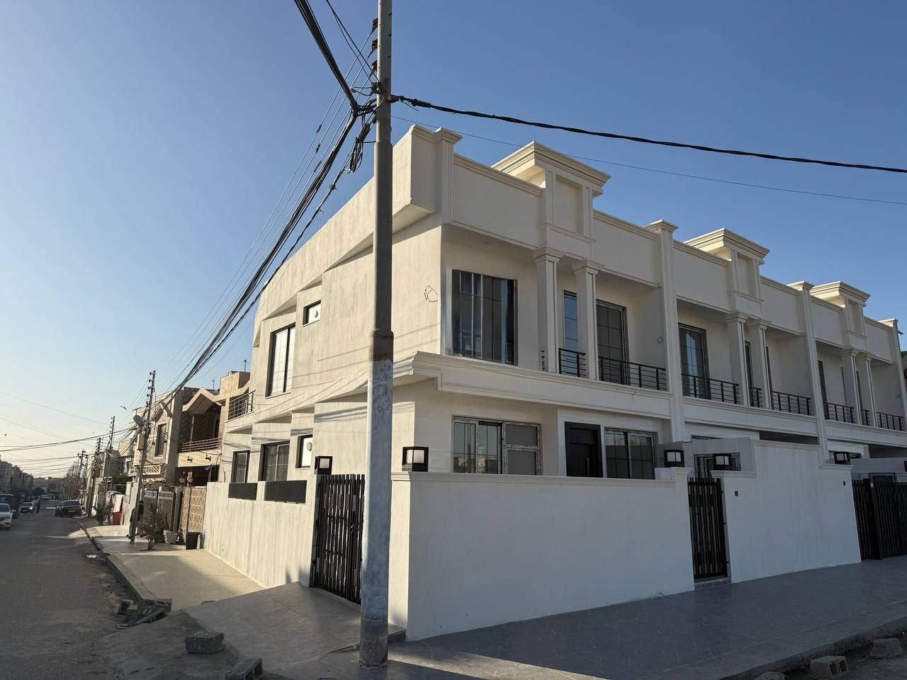 أربيل-بيت للبيع 5حساروك مقابل حديقه
طابو ( صرف )
 قرب شارع كورنيش
➖مساحة 137M طابقين ركن
يتكون⤵️
➖4غرف نوم 
➖استقبال-صاله-مطبخ-مجموعه صحيات-كراج
السعر :  كلش مناسب
رقم الاتصال لو واتساب
***********الاتصال
واتساب ***********
