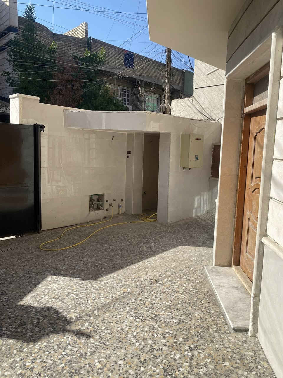 السلام عليكم
دار سكني للبيع مساحه 150 متر واجه 7.5* 20
الموقع بلديات ال un شارع 30  شارع 10 رابع بيت عن شارع 30
الدار محدث من كل النواحي 
يحتوي الطابق الارضي عل استقبال ومطبخ وغرفه معيشه وغرفه نوم وصحيات 
الطابق الثاني يحتوي عل غرفتين نوم وصحيات ومخزن 
علما ً ان الدار فارغ وجاهز للسكن
للاستفسار *********** 
الموقع 👇🏻

https://maps.app.goo.gl/q8kj4Li3PLVjDjXh6?g_st=com.google.maps.preview.copy
